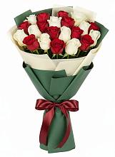 Букет Микс из красных и белых роз в Хоре