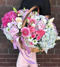 Композиция солнечный день в Хоре Цветочная композиция из Розы, Хризантемы, Пионы и Лизиантусы в корзине в Хоре
