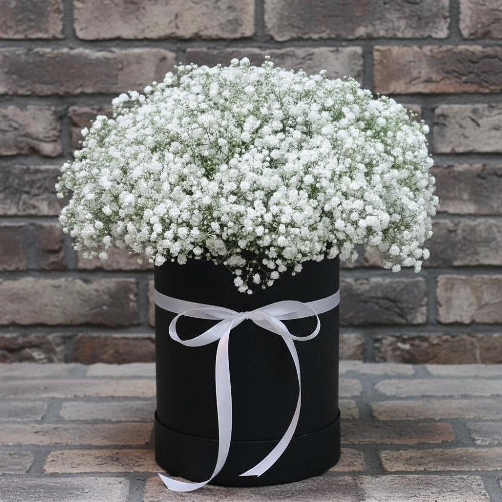 Цветочная композиция из Гипсофила в шляпной коробке в Хоре