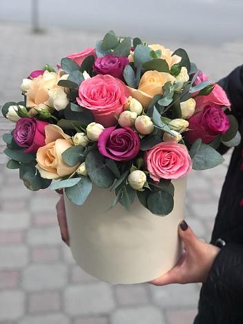 Цветочная композиция из Розы в шляпной коробке в Хоре