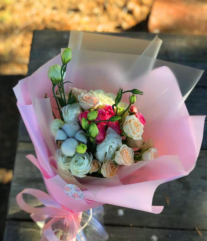 Букет цветов из: Розы и Лизиантусы в Хоре