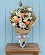 Букет цветов из:  Альстромерии, Лизиантусы, Розы и Хризантемы в Хоре