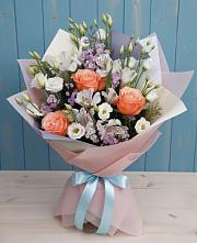 Букет цветов из:  Лизиантусы, Розы, Альстромерии и Гипсофила в Хоре