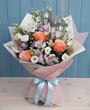 Букет цветов из:  Лизиантусы, Розы, Альстромерии и Гипсофила в Хоре