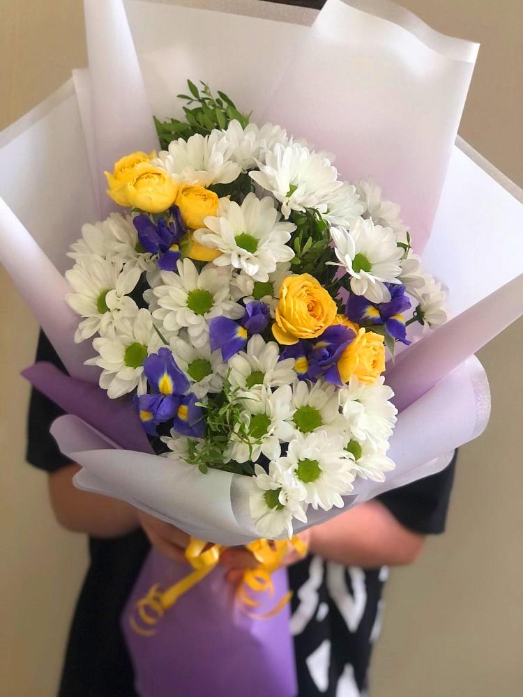 Букет цветов из: Ирисы, Хризантемы и Розы в Хоре