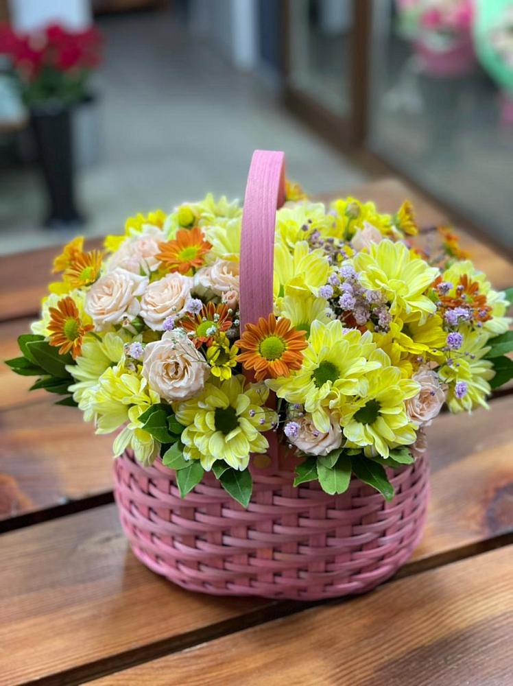 Цветочная композиция из Хризантемы и Розы в корзине в Хоре