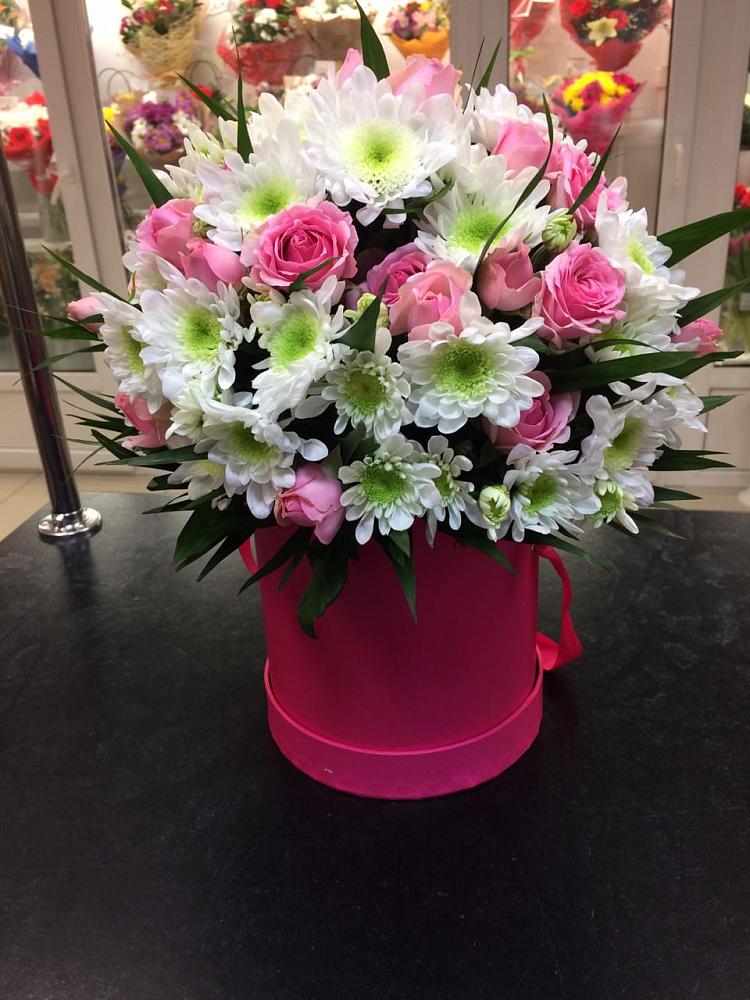 Цветочная композиция из Розы и Хризантемы в шляпной коробке в Хоре