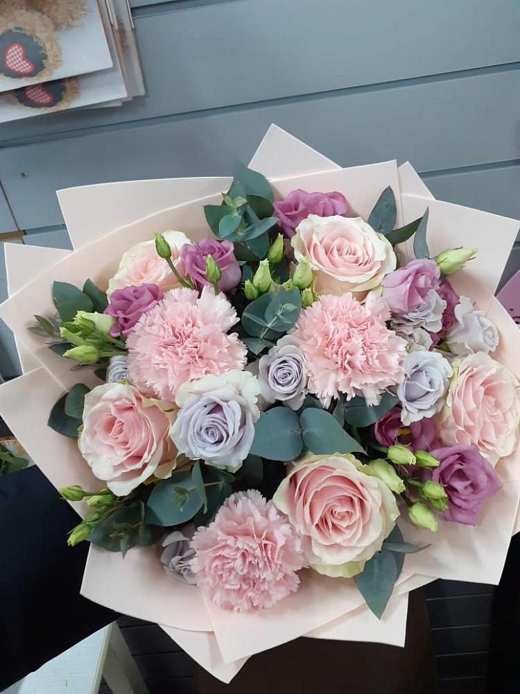 Букет цветов из: Розы, Гвоздики и Лизиантусы в Хоре