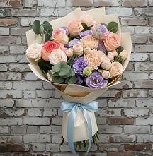 Букет цветов из:  Розы, Лизиантусы и Гвоздики в Хоре