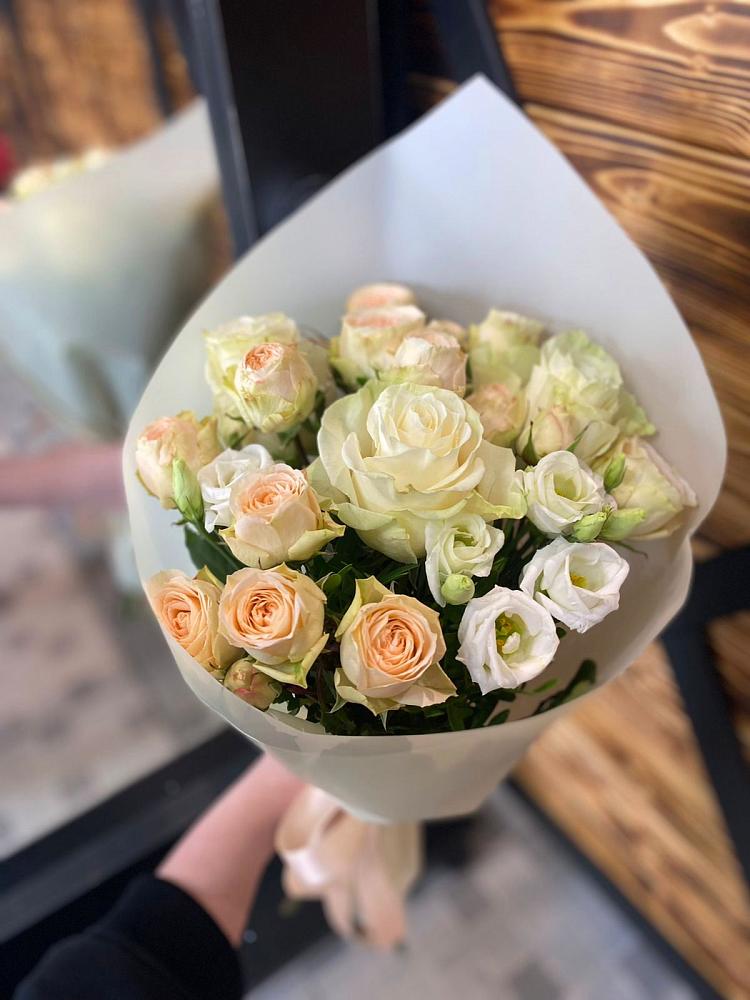 Букет цветов из: Розы и Лизиантусы в Хоре